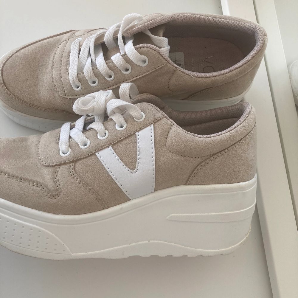Sneakers med hög sula | Plick Second Hand