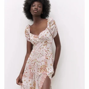 Sommarklänning Zara - Säljer en jättefin klänning från Zara. Aldrig använd med lappar kvar. Passade tyvärr inte på mig. Finns att hämta i Nacka Strand 🌸