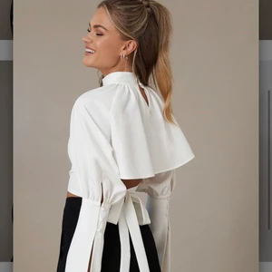 nakd Topp - Har två st sådana här, en i vit och en i svart str 34. Det är från Hanna schönbergs kollektion 2020. Slutsåld överallt. Topparna har så många fina detaljer och är annorlunda! Använda 1 gång, så nyskick!