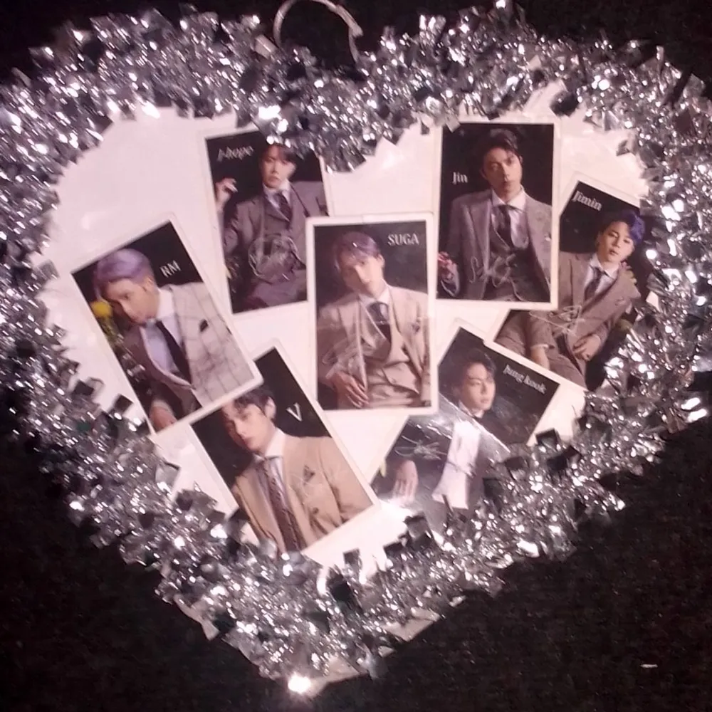 It's a decoration piece handmade, and it has 7 photocard on it with a silver heart. . Övrigt.