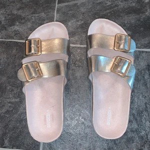 Sandaler  - Använd ca 2 gånger fint skick på dem 