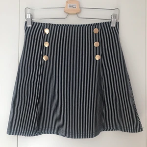 Randig kjol med knappar - Kjol från Gina Tricot som tyvärr är förliten för mig. Använd några gånger men i mycket bra skick!💙