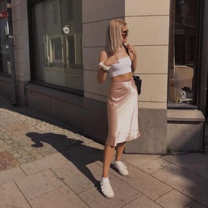 Silkeskjol - Säljer denna extremt fina ljusrosa/champagne färgade silkeskjolen från Vera&Lucy. Den är sparsamt använd men fortfarande bra skick! Strl xs och säljer för 100kr + frakt. Hör av vid intresse!🤍