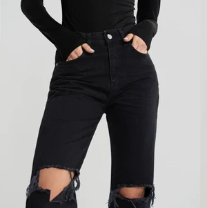 Svarta jeans - Intressekoll på mina svin snygga jeans från Ginatricot,  köpta för 600kr. Älskar de men de börjar bli för små… stl 30 men för sig som har stl 32 men är kortare kommer dessa passa perfekt!🥰 Vid fler intressen, buda i kommentarerna!