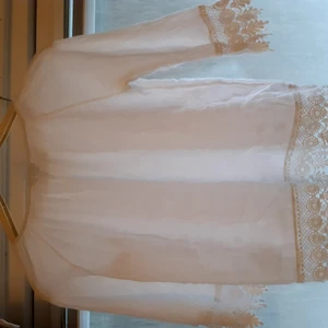  Vitt tröja.  -  En vit tun tröja men litte spets längst ner på armarna.   Ps  stor i storleken   även om det är barn storlek .  Passar bra för  kvinnor med . 