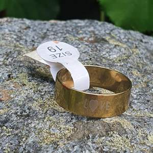 Guld ring av rostfritt stål.  love print. Inre diameter 16 mm. Gord av stål så kommer inte färga av