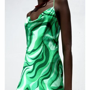 SLUTSÅLD KLÄNNING FRÅN ZARA  - Stl M men passar även S, se sista bilden. Frakt på 49kr eller möts upp. ☀️