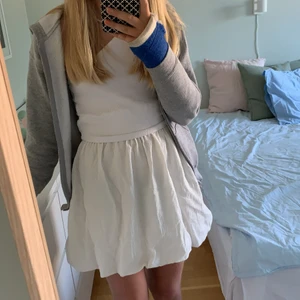 Vit kjol - Säljer denna superfina kjolen i väldigt bra skick(endast använd två gånger). Säljer eftersom den är för stor för mig, kontakta vid intresse!💕