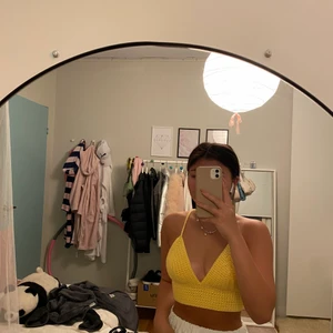 Virkad topp - Trendig gul virkad topp. Passar mig som har xs/s, B/c-kupa. Skulle säga att toppen passar xs-m då den är justerbar både i midjan men även i axelbanden då man knyter den själv⚡️ Pris + frakt. 