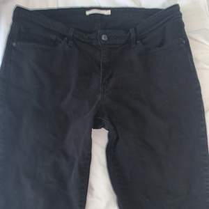 Skitsnygga svarta Levis jeans som är bootcut använt några gånger dessa är i superbra skick passar perfekt för er som har storlek S,M eller L💞💞💞