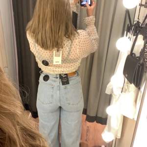 Nästan helt nya jeans, har dock klippt av dem så dem ska passa mig som är 168cm ungefär. Köpta för 699kr. Nyskick. Buda privat💗💗