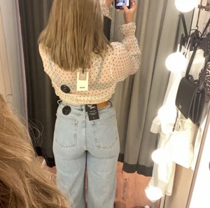 Intresse koll!! - Nästan helt nya jeans, har dock klippt av dem så dem ska passa mig som är 168cm ungefär. Köpta för 699kr. Nyskick. Buda privat💗💗