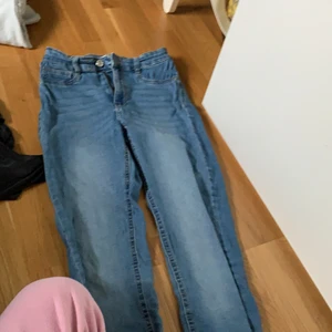 Jeans - Fina jeans begangnade därav lågt pris💕🌳🌞