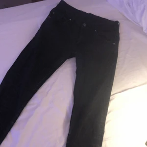 Svarta jeans - Svarta lågmidjade jeans från tiger of sweden i storlek står ej i byxorna men jag skulle säga att de är långa och har ca storlek xs. 180kr+frakt🖤