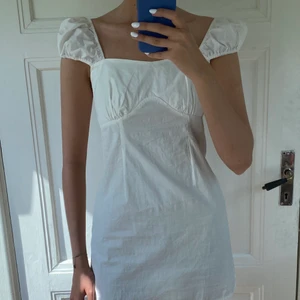 Vit klänning!  - Vit helt oanvänd klänning från NA-KD med puffarmar.