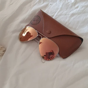 Ray-ban pilot  - Rosegold pilotglajor i fint skick inkl fodral. Justeras enkelt och gratis hos exempelvis synsam. Pytteliten skada på ena glaset enligt bild.