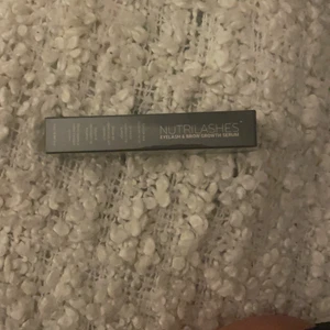 Serum till fransar och ögonbryn  - Säljer detta super bra fransarserum helt oanvänt. Har gjort så mina fransar blivit så långa och fylliga. Även mina ögonbryn har blivit större 😊 Säljer för 300kr 