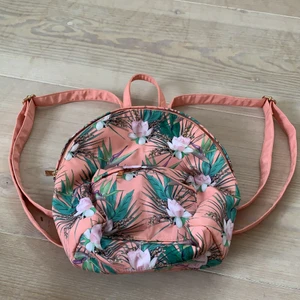 Väska  - Helt oanvänd fin väska! Modern och fin nu i sommar🌸 förvarings mesigt kan man få plats med ret mycket! Det fins ett litet fack inne i väskan och ett utanför.