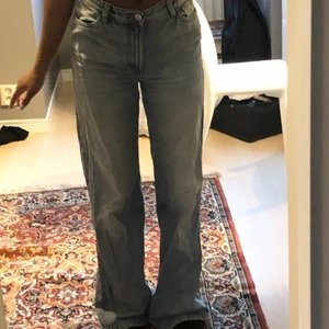 Baggy yoko jeans - Snygga jeans i bra skick från Monki som jag köpte här på plick för ett tag sen:) Jag säljer dom för att dom är för stora för stora för mig😊 (Sista bilderna är lånade från monkis hemsida för jag kan inte riktigt visa hur dom ska sitta eftersom att dom inte är i min storlek)