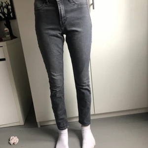 Gråa jeans - Byxorna är i väldigt gott skick och nästan aldrig använd. Det är min lillasyster som har på sig byxorna. Säljer de då de inte passar mig längre. Köparen står för frakt men kan samfrakta 💕