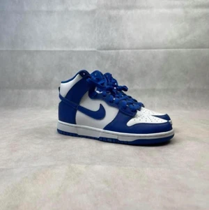 Nike dunk high game royal (Kentucky) - DS (helt nya)  All OG (box och kvitto), hör av dig för mer bilder eller information 