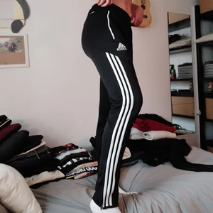 Adidasbyxor - Står XL pga juniorstorlek, skulle säga att det motsvarar S i herrmodell/M i dammodell