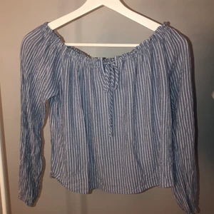 Blus - Supergullig blus från Hollister! Säljer pga lite för liten på mig. Vill du se passformsbild är det bara att fråga