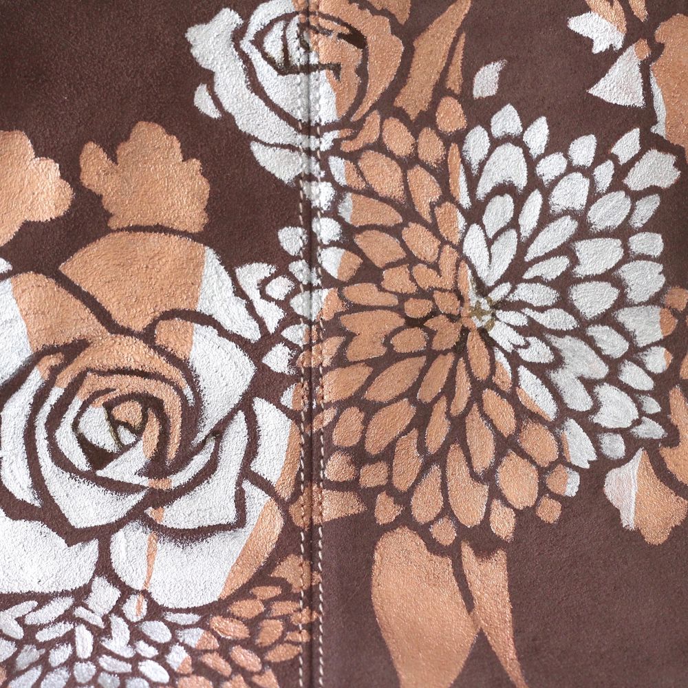 Superfin axelväska i rosa/beige mocka! Den är handmålad på ena sidan i metallic silver/koppar med speciella färger som fäster på mocka. Från märket Ceannis i äkta mocka. Frakt inkluderat!. Väskor.