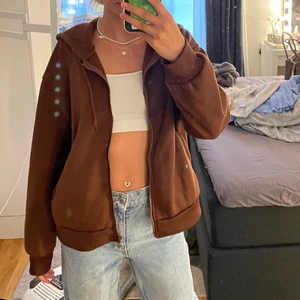 Brun zip up hoodie - Brun zip up hoodie i storlek L men sitter mer som en S. Knappast använd. Skriv privat för mer bilder