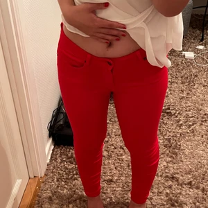 Röda jeans - Röda low waist jeans från Vero Moda❤️ Använda 1 gång