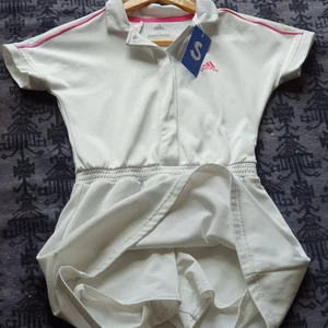 Super fin Adidas shortklänning  - En ny Adidas shorts med klänning I mycket bra skick och passar XS_S. Finns fler bilder och bud I kommenterna 