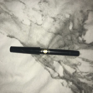 Oanvänd eyeliner  - 5kr + 12kr frakt = 17kr 