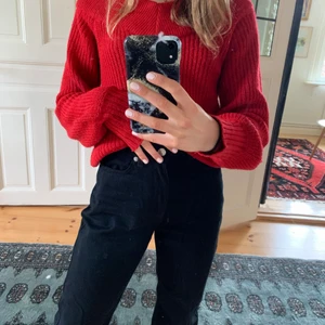 Röd stickad tröja från Gina Tricot - En supermysig stickad off-shoulder-tröja som går att matcha till mycket! Köpt för 400kr