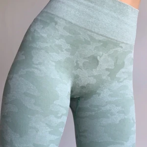 Kamouflage träningsbyxor i storlek S - HELT NYA TRÄNINGSBYXOR! Pris:75kr Frakt: 24kr🚚. Dessa påminner mycket om kamouflage träningsbyxorna från Gymshark. Säljer för att jag har så många andra träningsbyxor. Köp sker endast via swish