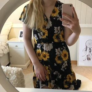 Klänning  - Jättefin och somrig klänning från Gina Tricot🌸använd ett fåtal gånger💖köparen står för frakten