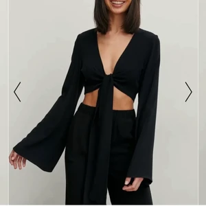 Festtopp från Nakd - Helt ny från NAKD med prislapp kvar, nypris 230kr. Går både ha fram som på första bilden o bak för öppen rygg som jag har på andra bilden. Vida ärmar o superfin!! Frakt tillkommer 48kr eller 66kr spårbart💞💞