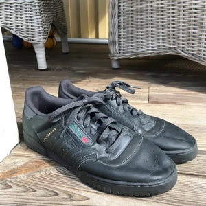 Yeezy - Dem är använda 1 gång inomhus de är som helt nya.