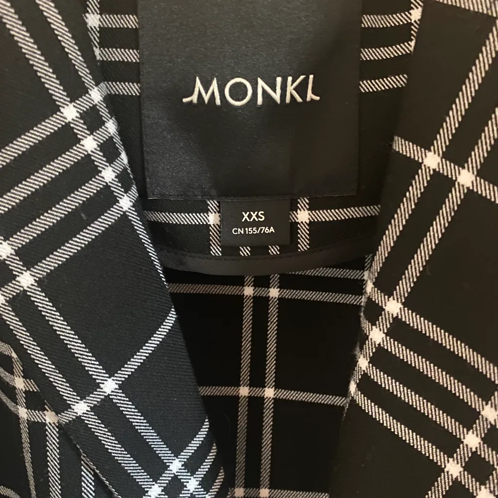 Säljer denna oversized rutiga blazer/kavaj från Monki. I storlek XXS men sitter oversized och fint på mig som vanligtvis har XS-S🤗 Skicka meddelande vid frågor/intresse💖. Kostymer.