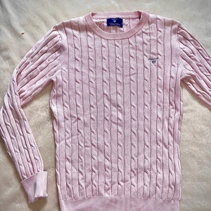 Underbar kabelstickad ganttröja - En fantastisk fin gant tröja med en underbar ljus rosa färg. Den är såå skön att bära då den är mjuk och stretchig! Färgen är klockren till vita eller svarta byxor😍 Tyvärr har den växt ur mig och nu är det någon annans tur att styla denna fantastiska tröja till många vackra outfits! Är i mycket gott skick och kan säkerligen användas i många år till💕