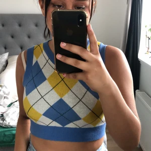 s - en super fin kortärmad stickad tröja använt en gång, säljer pågrund av att jag inte använder den längre.(köpare står för frakt)❤️