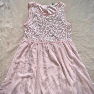 Super fin klänning - En galet vacker klänning till den yngre. Passar perfekt som en present till exempelvis lillasystern. Med de fina glittrande detaljerna och den magiska färgen är den riktigt elegant💕