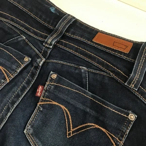 Ett par snygga lågmidjade Levis jeans som dessvärre är för små för mig, som är i väldigt bra skick - Detta plagg är lågmidjat och mest för löngre ben, de sitter ungefär som en xxs/xs