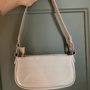 Väska - Väska från asos design, alldrig använd då de int e min stil så säljer nu vidare ❤️❤️❤️
