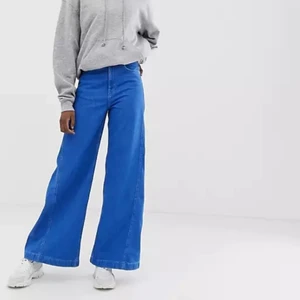 80-tals jeans - Supercoola utsvängda jeans med 80-talsstuk från Weekday i modellen ”Beat”. Storlek 31/32. Bra skick och slutsålt på de flesta ställen. Köparen står för frakt och betalas via Swish✨ (lånad bild)
