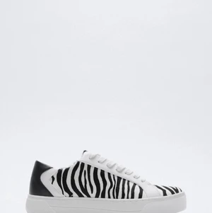 Zebra sneakers - Säljer dess zara zebra sneakers! Storlek 36. Pris 199 nypris 499kr 