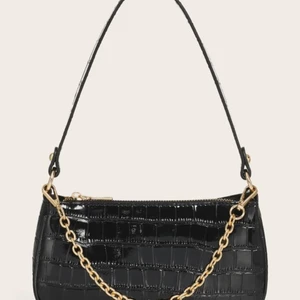  Väska  - Jättefin väska från Shein. Köpte två likadana av misstag därav säljs den ena. Rymligt med uttrymme och perfekt. Pris kan diskuteras