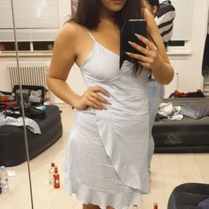 Sommar klänning Strl M - Blå Randig sommarklänning i strl M Änvänd bara ett par gånger. 