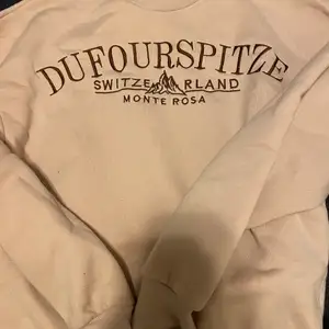 mysig sweatshirt från SHEIN som endast användes en gång så den är i jättebra skick :) 