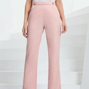 Nya rosa kostymbyxor  - Nya rosa kostymbyxor med fickor. Mjuka och sköna i storlek s. Jag är 164 lång och de passar bra på längden och sitter snyggt men är tyvärr lite stora i midjan på mig. Jag skulle säga att de passar s-m beroende på hur man önskar att de sitter. 💞