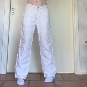 Vita Linnebyxor - Säljer dessa fina vita linnebyxor i medium! De är tunna och perfekta för sommaren. 82cm midja och 72cm innerbenslängd, jag på bilderna är 172cm och brukar bära storlek 38/W28/S-M❤️ Obs, två väldigt små fläckar på ena bakfickan, syns på sista bilden💕